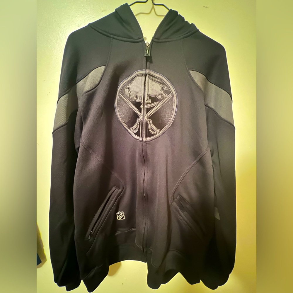 NHL Buffalo Sabres black and grey XL sip-up hoodie. Reebok